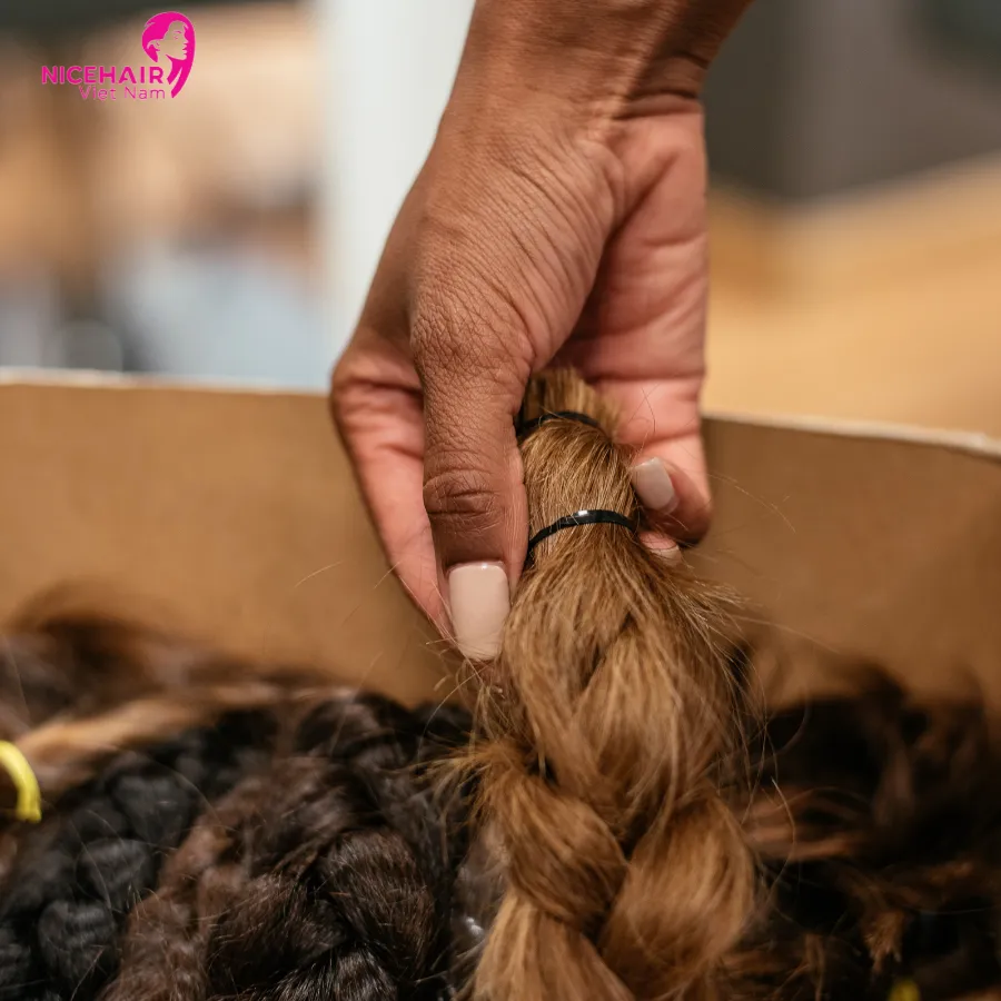 Human hair bulk stands out as one of the most favored materials for braid extensions, and its popularity is well-deserved due to its remarkable flexibility and extended lifespa